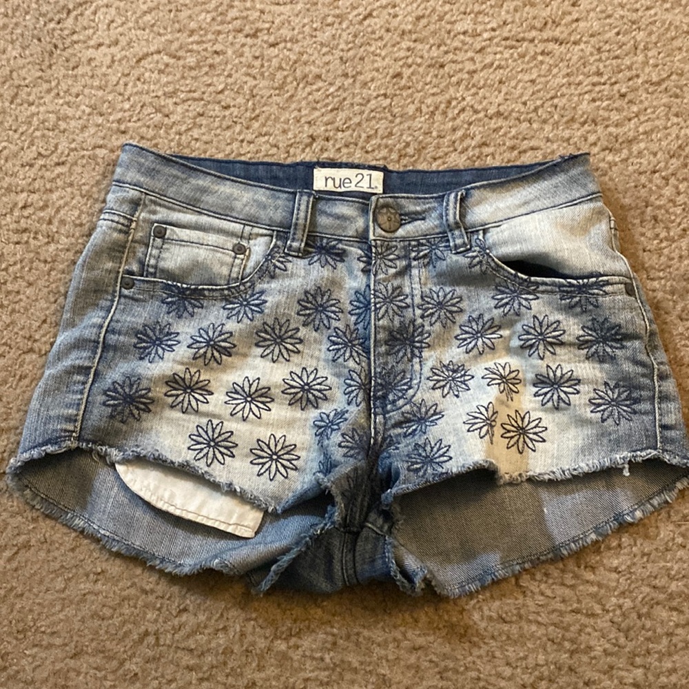 Floral embroidered shorts